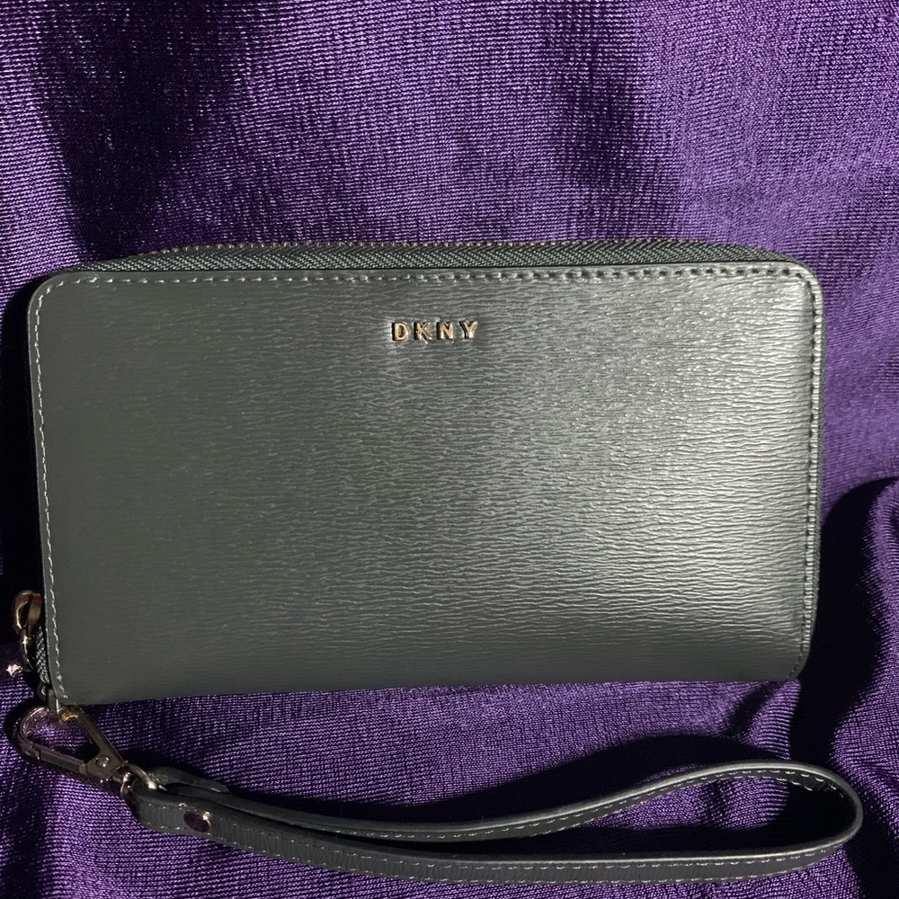 DKNY Bryant Wristlet Timber Green LEATHER